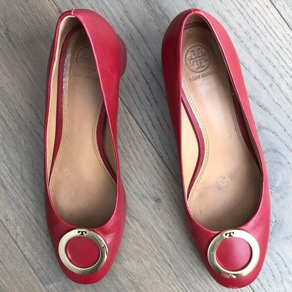 Tory Burch Designer Leather Slip On Shoes w Gold Metal Circle Logo Red Sz 9.5M - Picture 1 of 12